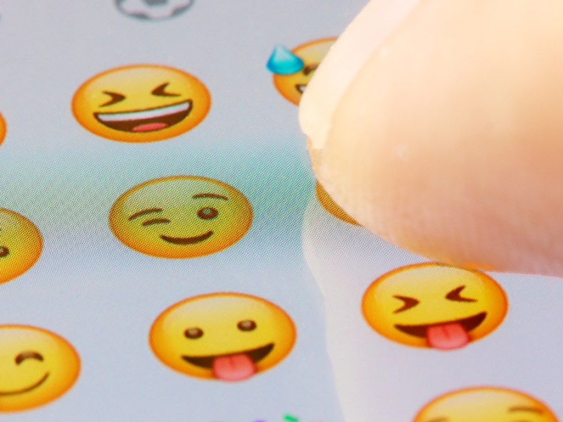 Emojis lockern Gespräche online auf.