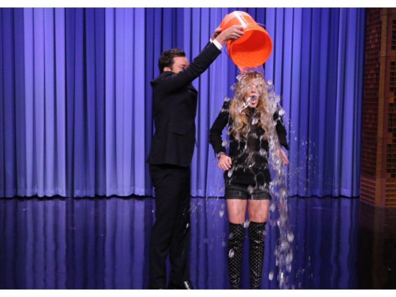 Lindsay Lohan nimmt bei "The Tonight Show Starring Jimmy Fallon" an der "Ice Bucket Challenge" teil.