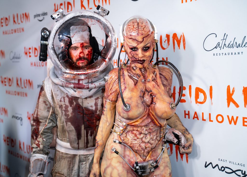 Tom Kaulitz als Astronaut und Heidi Klum als Alien, 2019.