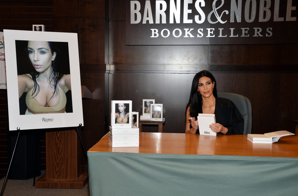Kim Kardashian stellt 2015 ihr Buch "Selfish" vor.