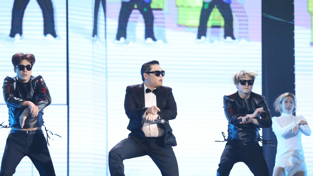 Der südkoreanischer Rapper Psy tanzt zu seinem Song "Gangnam Style".