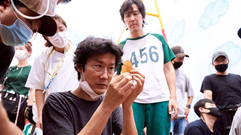 "Squid Game"-Produzent Hwang Dong-hyuk und Hauptdarsteller Lee Jung-jae am Set