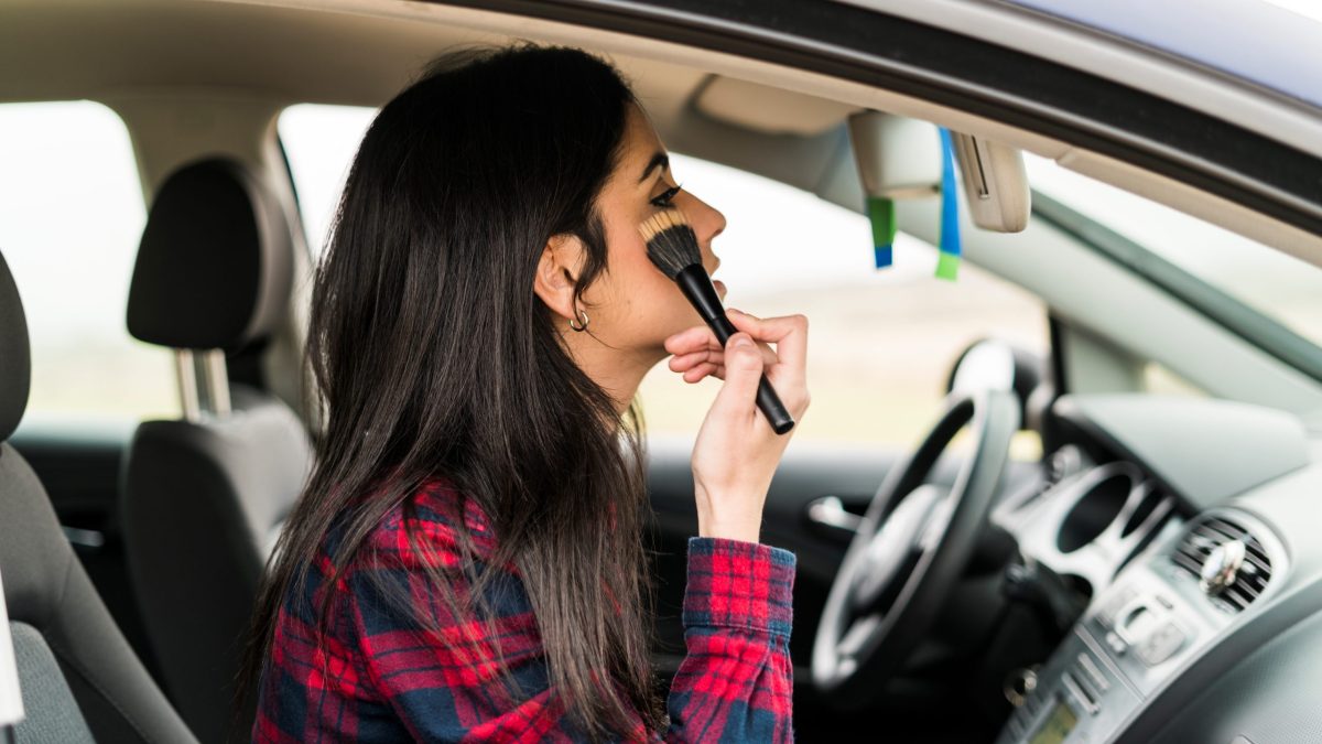 Influencerin Kylie Larsen beweist, dass man sich während der Autofahrt schminken kann.