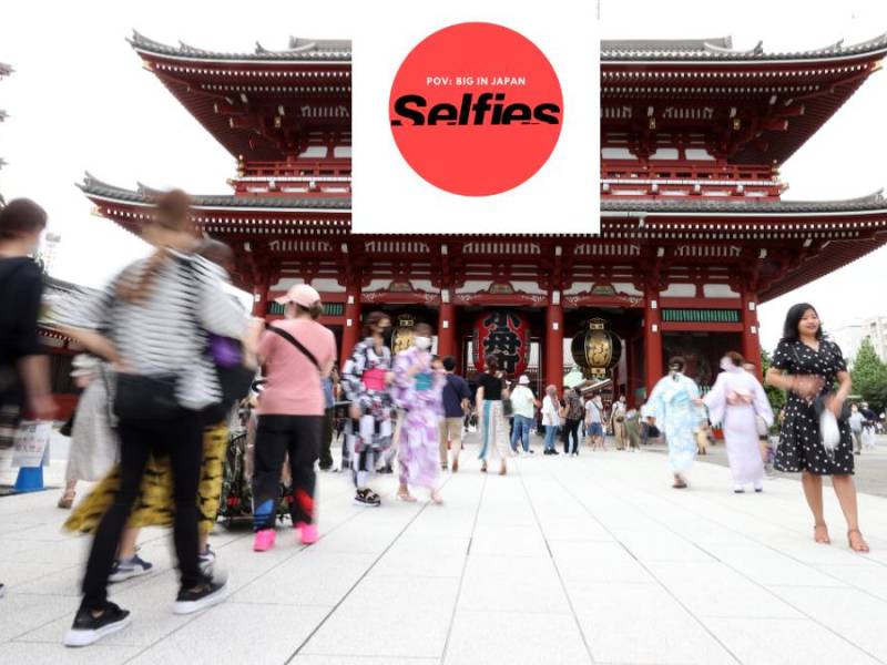 Touristen vor einem Tempel: Verhaltensregeln in Japan