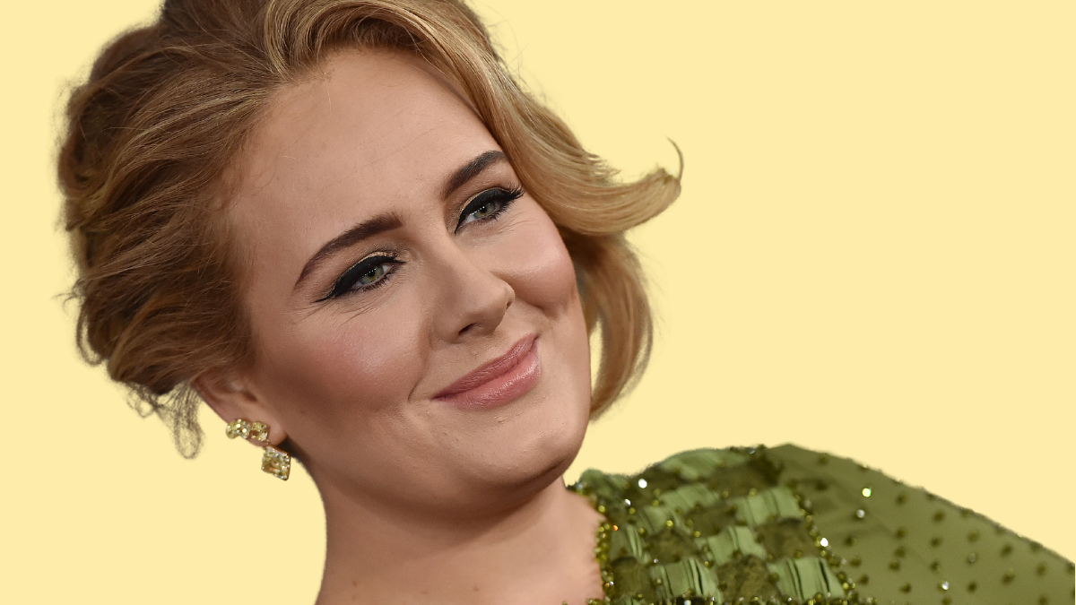 Sängerin Adele lächelt.