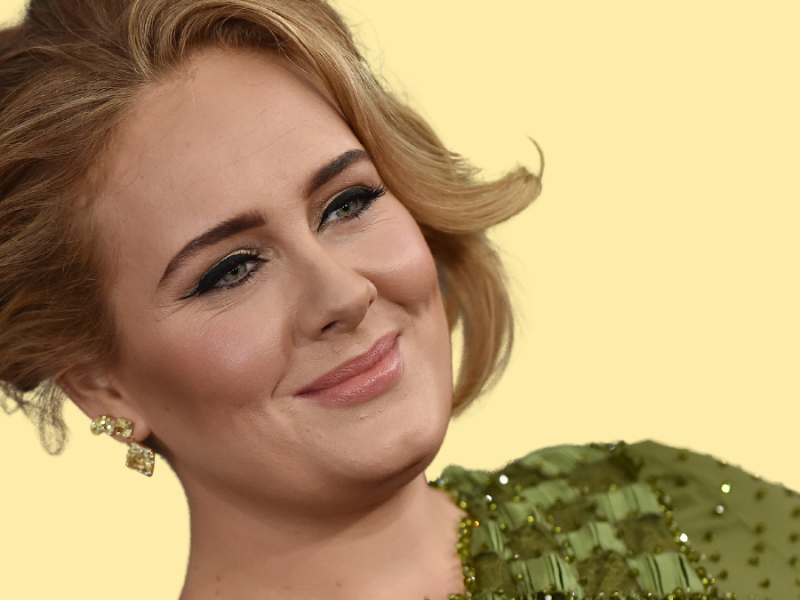 Sängerin Adele lächelt.