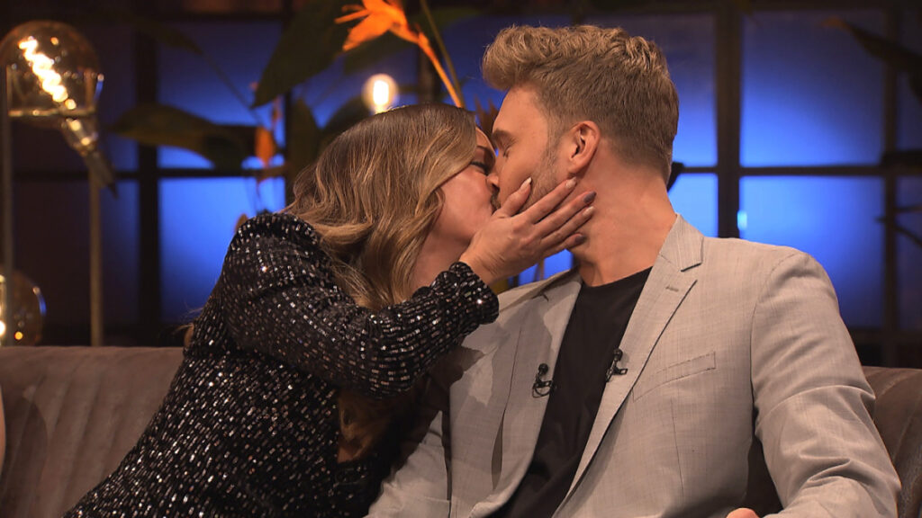 Bachelor-Finale: Anna und Dominik küssen sich.