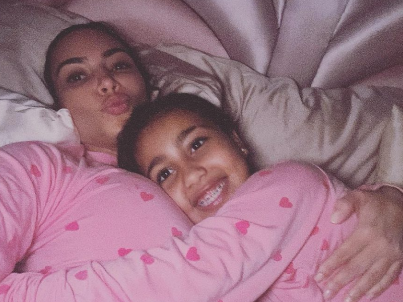 Kim Kardashian und Tochter North West auf einem Selfie