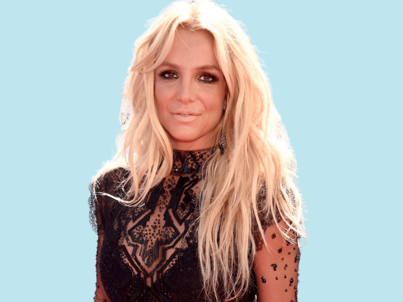 Britney Spears lächelt.