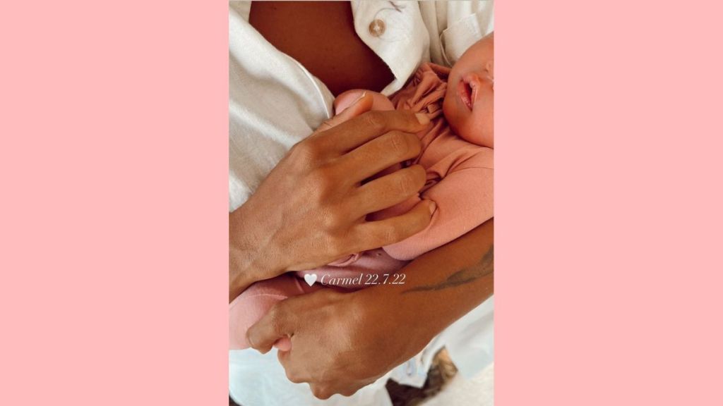 Lewis ist Mama zeigt ihr Baby auf Instagram